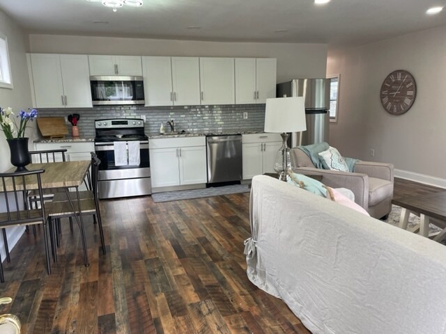 Kitchen - 206 S DuPont Rd
