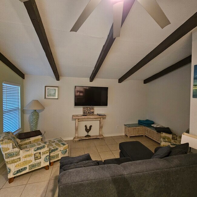 Sala de estar - 1308 N Verne St