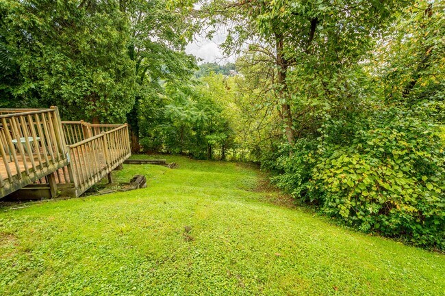 Foto del edificio - ABSOLUTELY STUNNING 3 BEDROOM BOMBSHELL IN...