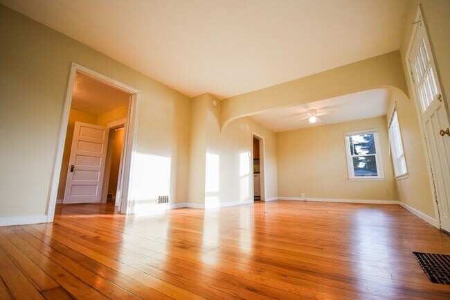 Foto del edificio - Charming Vintage 2bdrm Home on a Large Lot! Large Basement for storage!