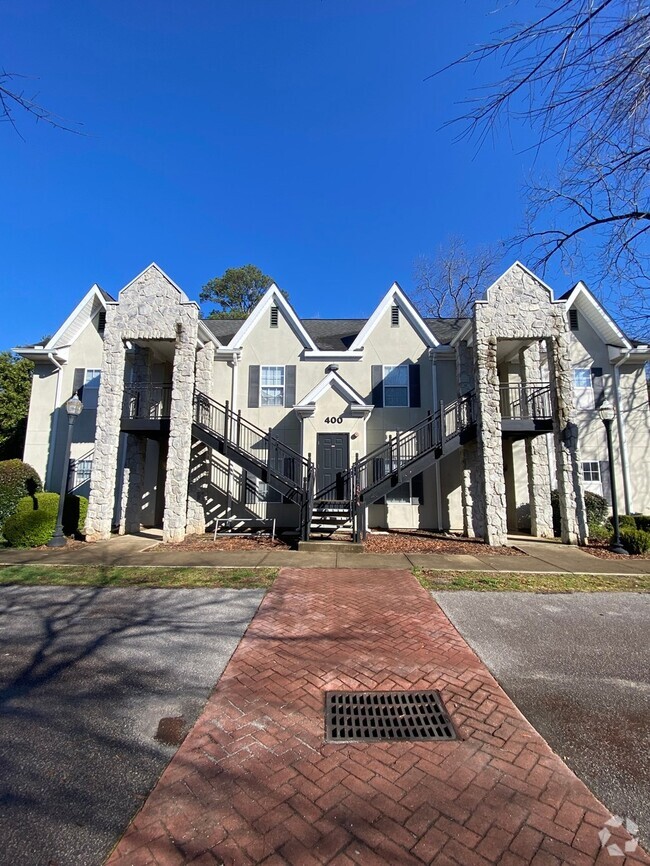 Building Photo - Hillcrest Apartments