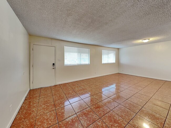Foto del edificio - 6201 W Claremont St