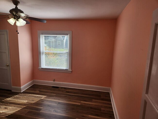 Foto del edificio - 2 Bedroom/1 Bathroom House just Southwest ...