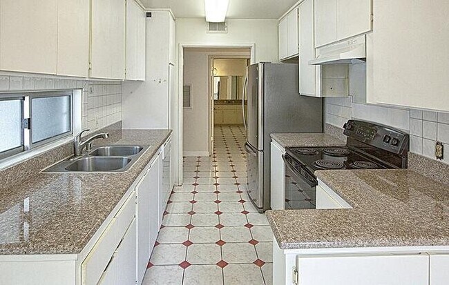 Building Photo - "Charming 1-Bed Condo with 1.5 Baths in Pr...