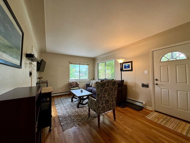 Foto del edificio - Beautiful 2 Bedroom Ranch Home Furnished o...