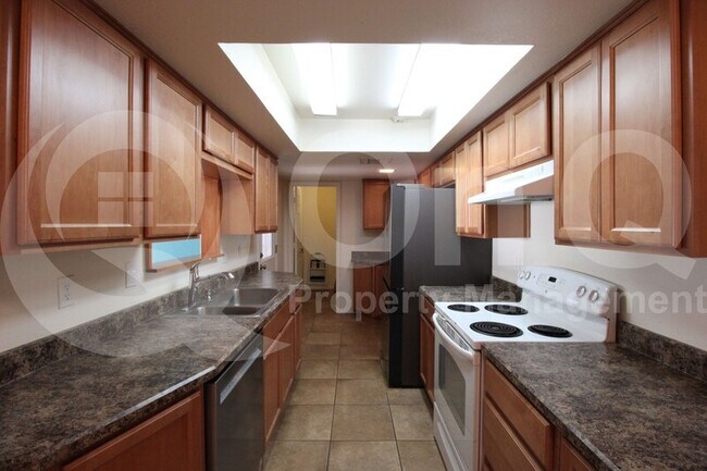 Foto del edificio - 3705 S Dennis Dr