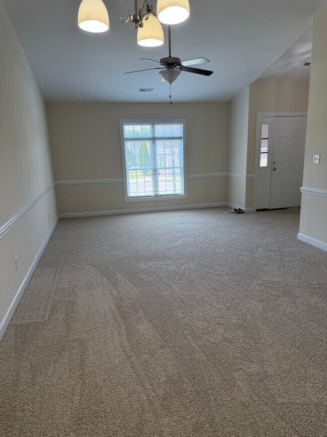 Foto del edificio - 2742 Shire Ln