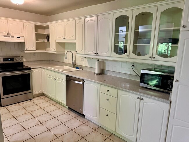 Kitchen - 440 Veteran Ave