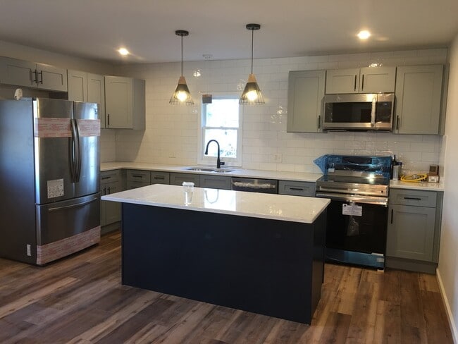 Kitchen - 5525 N Bennington Ave