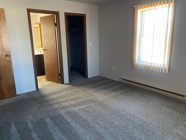 Building Photo - Beautiful, Spacious 3 bed Townhome