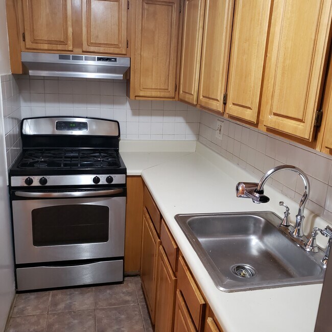 Building Photo - 679 E 139th St