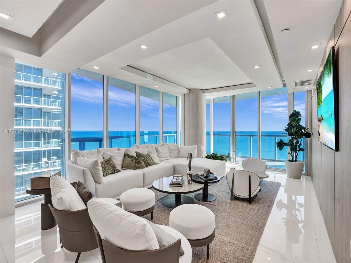 Foto principal - 17001 Collins Ave