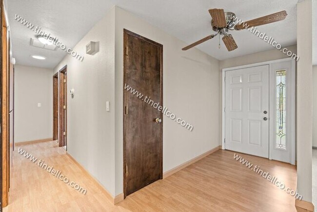 Foto del edificio - Delightful Updated Spacious Home On Cul-De...