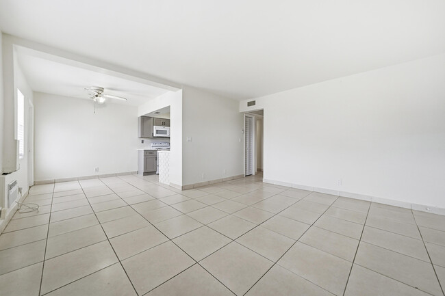 Building Photo - 810 Lake Shore Dr