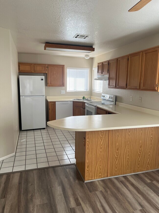 Building Photo - 16745 E Ashbrook Dr