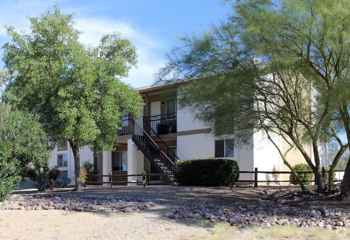 Primary Photo - 490-520 El Recreo Ct