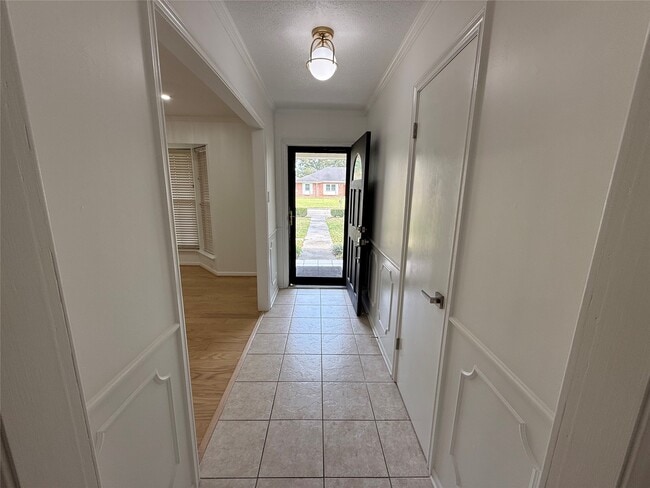 Building Photo - 25 Little John Ln