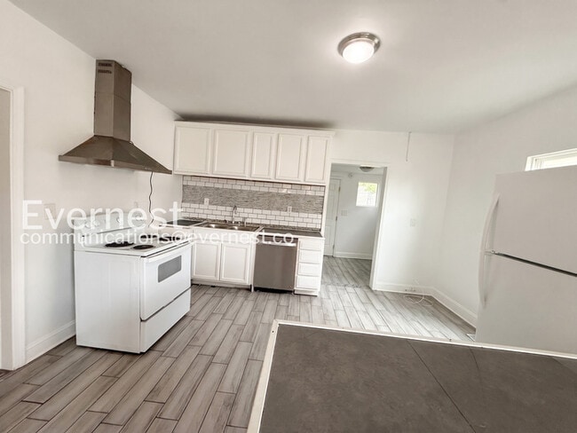 Building Photo - 1402 Avenue E