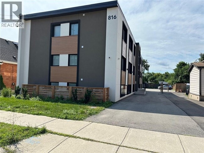 Building Photo - 816 Concession St