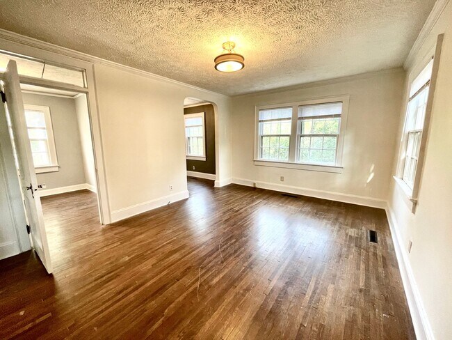 Foto del edificio - Adorable Bungalow In Historic Haymount 2/1