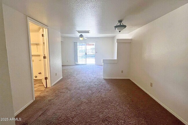 Foto del edificio - 9615 E Lakeshore Dr