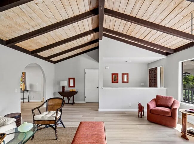 Building Photo - FOR RENT