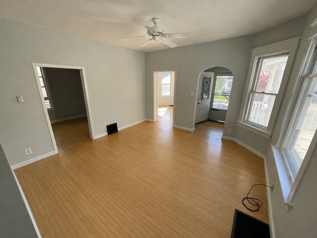 Building Photo - 722 E Conway St