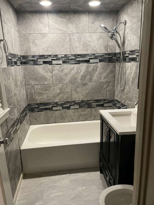 Building Photo - 8321 S Hoyne Ave