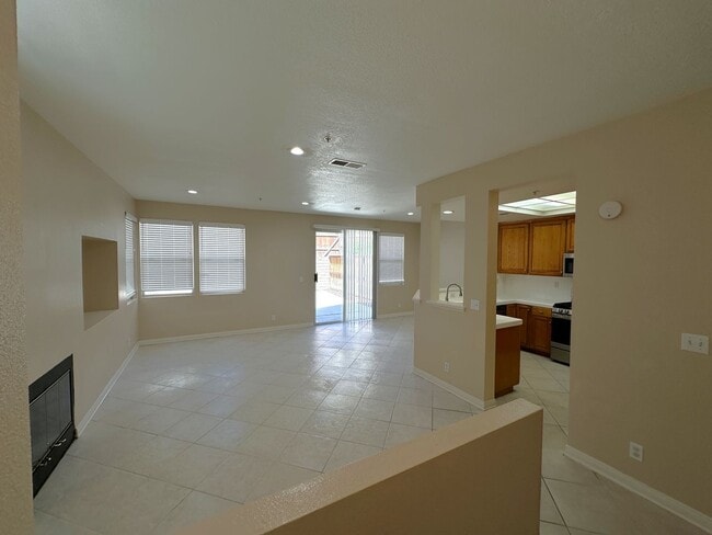 Building Photo - Spacious 4 Bed, 3 Bath Townhome in Gated W...