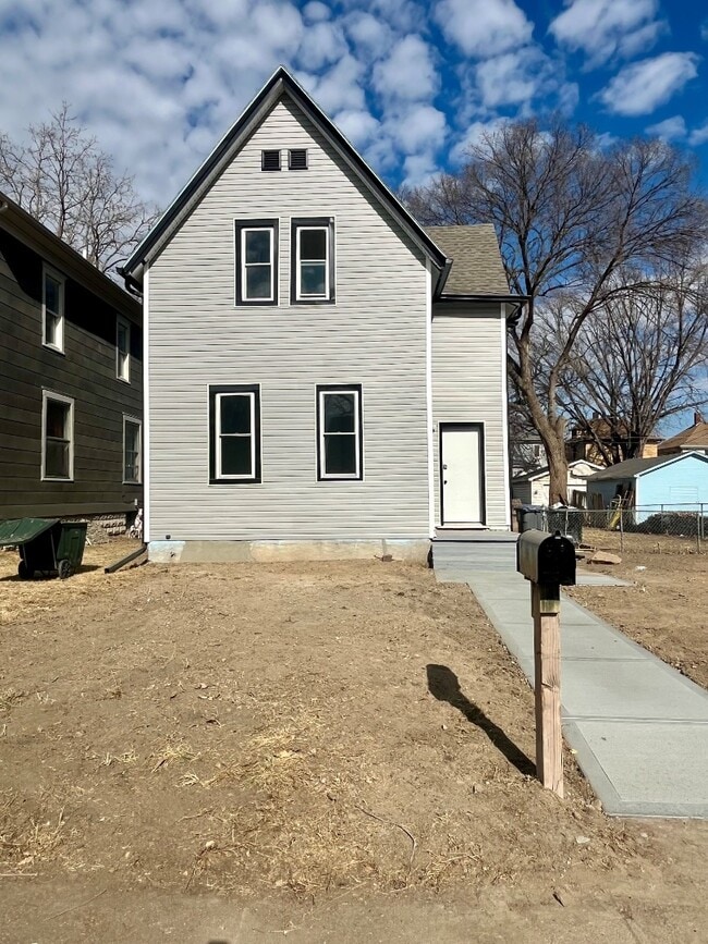 Building Photo - 914 7th Ave