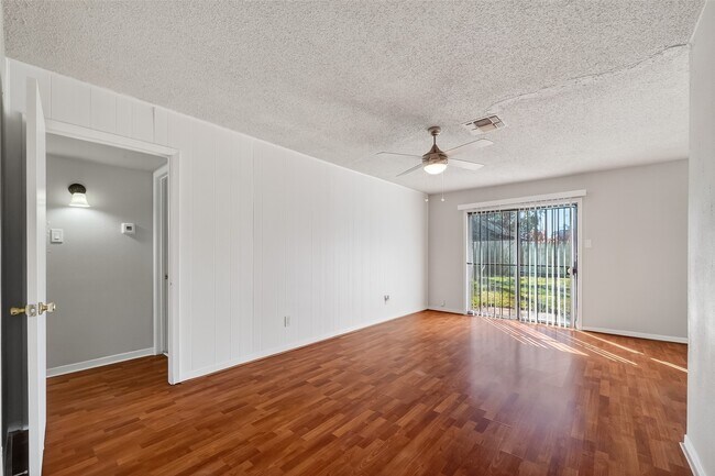 Foto del edificio - 4511 Bayou Vista Dr