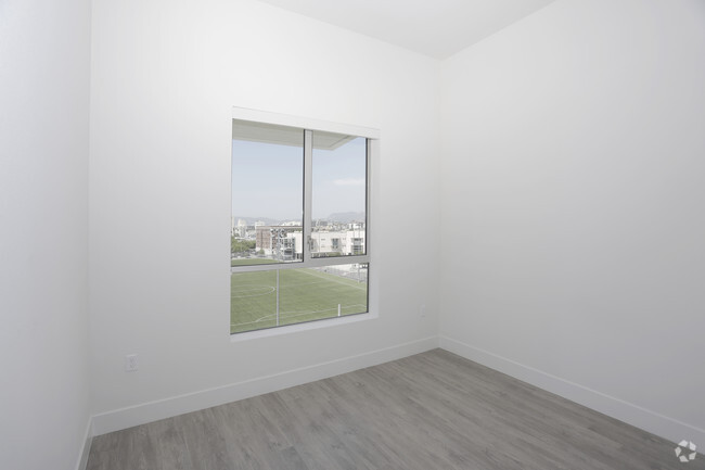 2BR, 2BA - 1135 SF - Seven West DTLA