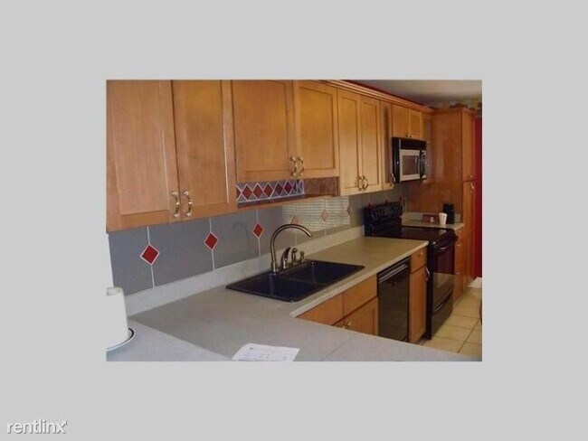 Foto del edificio - 3 br, 2.5 bath Townhome - 1600 NW 93rd Ave