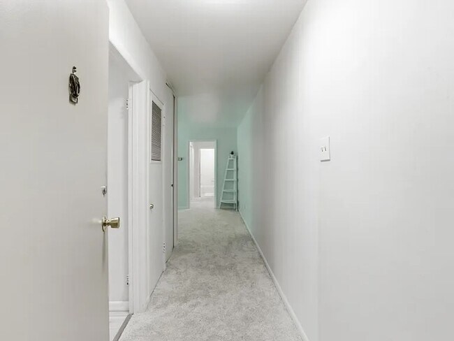 Building Photo - 10618 Kenilworth Ave