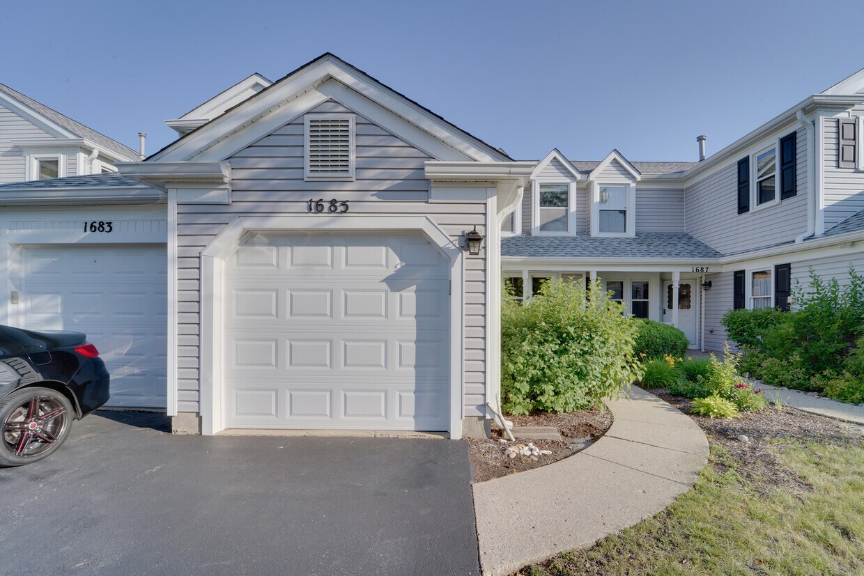 1685 Vermont Dr, Elk Grove Village, IL 60007 Townhome Rentals in Elk