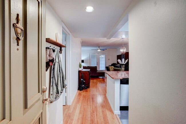 Foto del edificio - 7920 Rockwood Ln