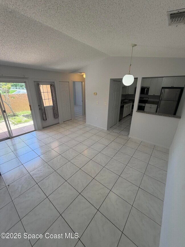 Foto del edificio - 1440 Malibu Cir NE
