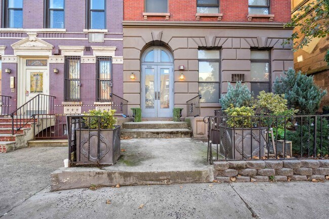 Building Photo - 723 Washington St