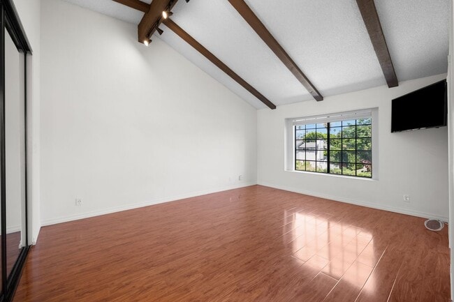 Building Photo - 7100 Balboa Blvd