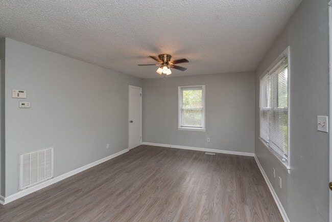 Building Photo - 3 bed/1.5 bath single-family home, with energy-efficient windows. Section 8 welcome!