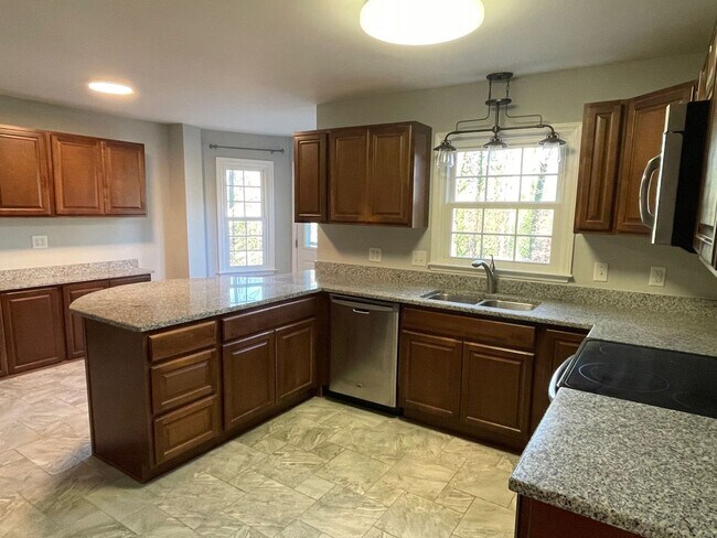Foto del edificio - Spacious 4 Bedroom Located In The Cardinal...