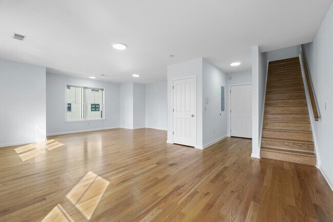 Building Photo - 437 Whiton St