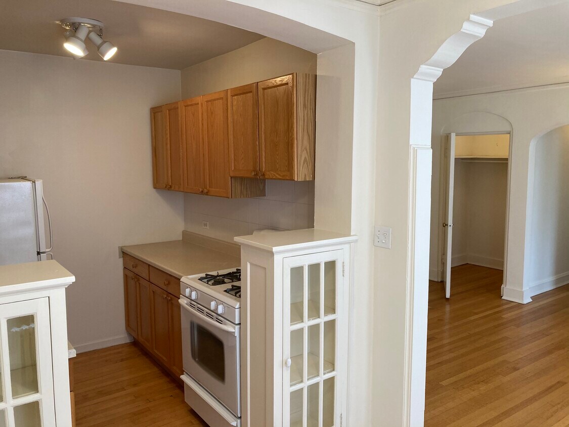 809 Chestnut Ct Unit 28, IL 60093 Apartments in