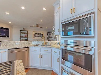 Building Photo - 3BR 2.5 BA, Towhouse with River Veiw