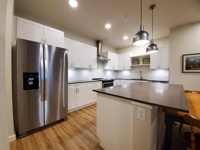 Building Photo - 2222B Willow Dr