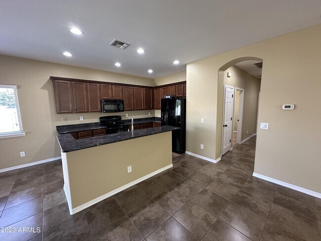 Foto del edificio - 946 Basswood Ave