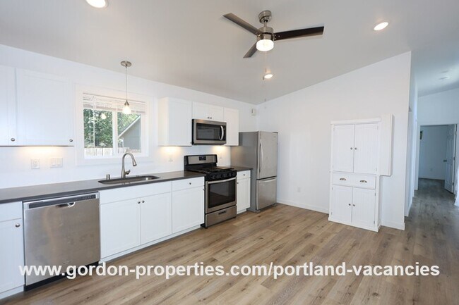 Photo - SE 88th Ave - 2 bedroom ADU close to the restaurants and shops along SE 92nd Ave and SE Foster Blvd Apartment