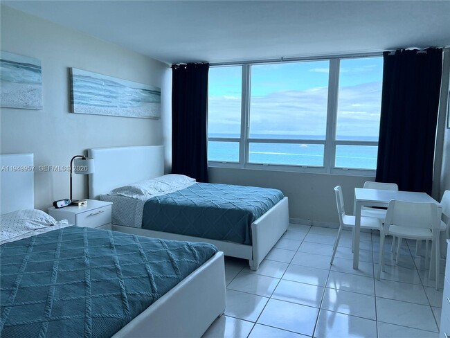 Foto del edificio - 5445 Collins Ave