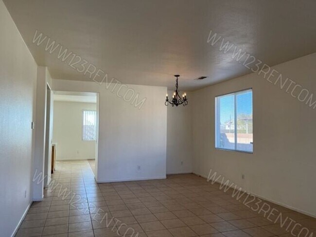 Foto del edificio - 4BD/ 2BD HOUSE EAST LANCASTER / RECENTLY R...