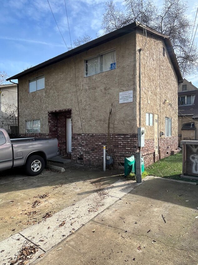 Primary Photo - 824 W 1st St